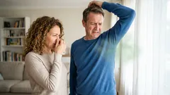 Proč se po padesátce mění tělesný pach a co s tím doopravdy pomáhá