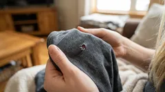 Jak opravit dírku v tričku bez šití: stačí žehlička a nažehlovací pavučinka