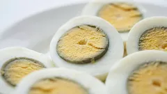 Co je to šedozelený prstenec kolem žloutku — je bezpečné takové vejce jíst