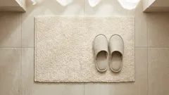 Jak prát koupelnovou předložku, aby nezatuchla a vydržela déle