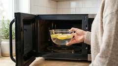 Jak vyčistit mikrovlnnou troubu od mastnoty: 8 osvědčených metod