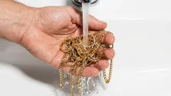 Obnovení lesku a čistoty prstenů: jednoduché metody čištění šperků