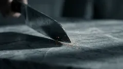 Proč nože ztupí rychleji při krájení rajčat než masa: Chemie kyselin ve vaší kuchyni